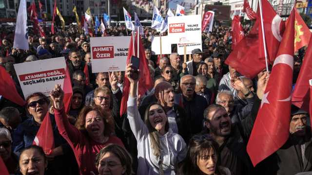 مظاهرات في إسطنبول احتجاجاً على اعتقال رئيس بلدية أسنيورت بتهمة ارتباطه بحزب العمال الكردستاني