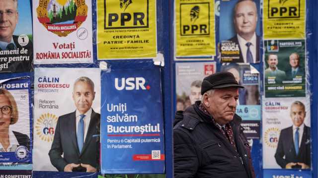 رومانيا تبدأ التصويت في الجولة الأولى من الانتخابات الرئاسية وسط منافسة بين 13 مرشحاً