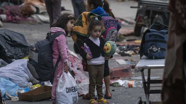 يحملون بيوتهم أينما رحلوا.. عائلات فلسطينية تنزح من شمال غزة قسرا تحت تهديد الجيش الإسرائيلي