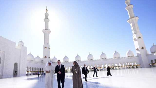 رئيس الوزراء البريطاني في رحاب جامع الشيخ زايد الكبير في أبوظبي