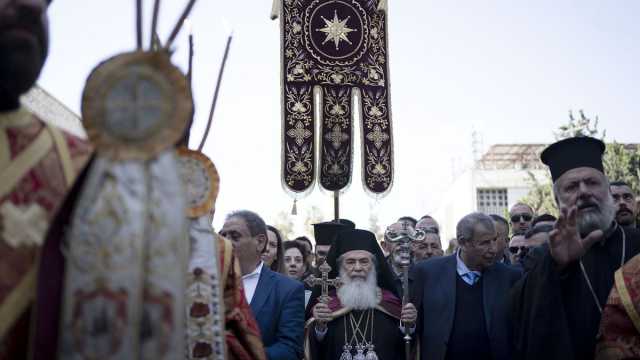 المسيحيون الأرثوذكس يحيون قداس عيد الميلاد في بيت لحم.. أجواء من الحزن والتأمل بسبب الحرب