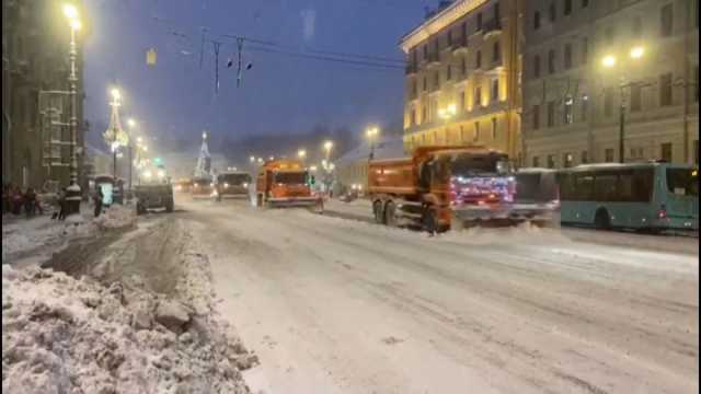 عاصفة ثلجية قوية تشل حركة الملاحة الجوية مؤقتا بمطار سان بطرسبرغ في روسيا