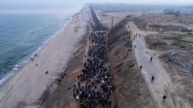 مشاهد جوية تُظهر عشرات الآلاف من الفلسطينيين يعودون إلى شمال غزة