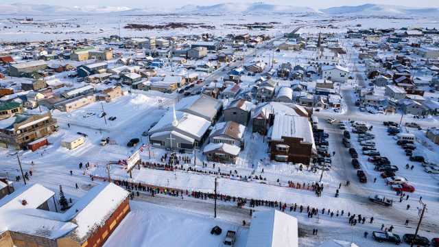 فرق الإنقاذ تواصل البحث عن طائرة مفقودة في غرب ألاسكا تحمل 10 أشخاص