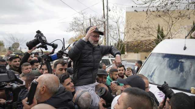 بالدموع والهتافات.. رام الله تستقبل 43 أسيرا فلسطينيا بعد الإفراج عنهم من سجون إسرائيل