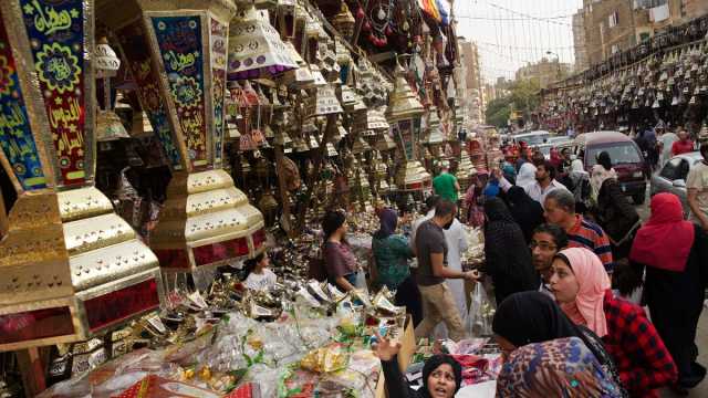 ازدحام في أسواق القاهرة مع حلول رمضان: إقبال على المواد الغذائية والزينة وسط شكاوى من ارتفاع الأسعار