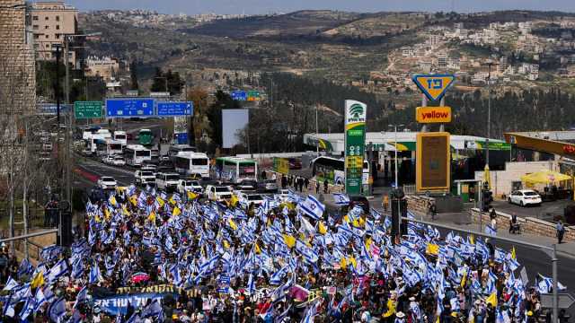 مئات المتظاهرين في القدس يطالبون نتنياهو بوقف الحرب على غزة وإعادة الرهائن